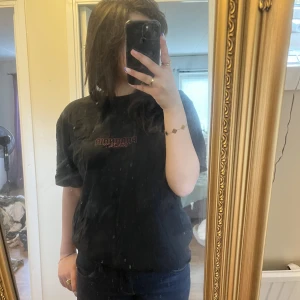 t-shirt med tryck - säljer nu min streetstyle-blogg t-shirt då de inte är min stil längre. tröjan är i nyskick men lite skrynklig, kan ordnas innan den skickas om de önskas! pris kan diskuteras💕