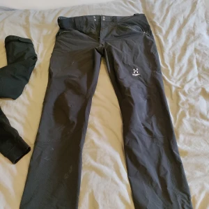 Haglöfs byxor  - Hej! Säljer mina Haglöfs byxor som jag köpte i våras. Där är ett litet hål på smalbenet men ingenting som märks. Köpte dem för 999kr och har använt dem nu i höst bara. Förutom lilla hålet på benet är dem i väldigt fint skick.