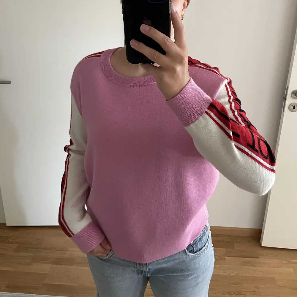 En rosa/röd tunnstickat Tommy Hilfiger (Tommy Jeans) tröja🩷❤️. Även denna är princip oanvända och kommer tyvärr inte till använding hos mig. Tröjan är i storlek M och köpt för ca 1200☺️. Stickat.