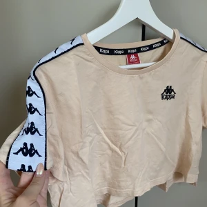 Kappa t-shirt - Superfin kappa t-shirt som knappt är använd. Kortare modell i storlek Xs. Säljer för 150kr+frakt🫶🏼