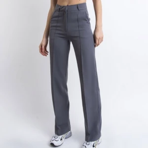 Kostymbyxor - Kostymbyxor från Madlady, strl 36 Tall. Slutsålda på hemsidan! Bra skick. Köpta för 599, pris går att diskutera 