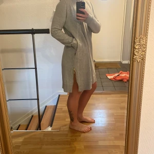 Pernilla Wahlgren str S - Supersnygg lång hoodie med fina guldiga dragkedjor i sidorna, endast använd 1gång så i nyskick.