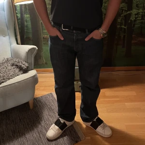 Levis 501s - Säljer ett par fräscha Levis. Dem har använts Max 10 gånger och är i toppskick! Dem köptes i september för 1100kr. Vid funderingar är det bara att höra av sig!