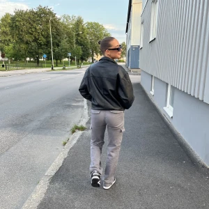 Skinnjacka - SÅ cool skinnjacka, sitter bra på mig som normalt har S och vill ha en lite baggy fit, passar till allt🥰😍 