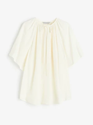 Oversized blus  - Säljer en jätte snygga blus med knyte vid halsen, knappt använd😊