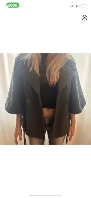 Trekvarts kappa - Detta är en trekvarts kappa som passar bra till hösten.  Den är köpt från plick men säljer den då den var för stor för mig.  Den är väldigt fin och är i bra skick. Första bilden är lånad💓