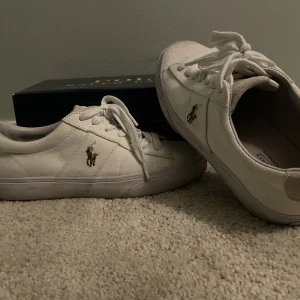 Ralph lauren skor - Hej jag säljer nu mina Ralph Lauren skor då de är för små för mig. Storlek 40. De är köpta för 1100 för cirka 2 månader sedan. Box ingår. Hör av er vid minsta fundering😊. Priset går att diskutera😇