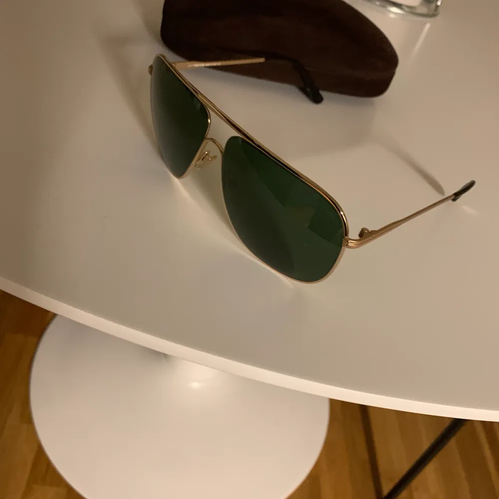 Solglasögon från Tom Ford i väldigt bra skick, som nya.  Nypris är 3600 kr.  Priset är prutat och klart.. Accessoarer.