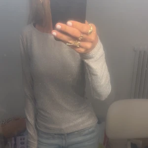 glittrig topp  - super söt glittrig topp med öppen rygg , superfint skick!!🥰