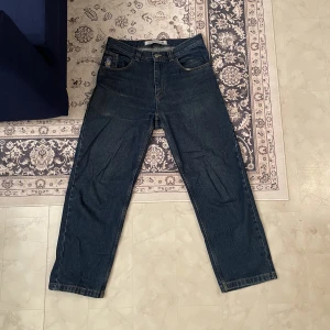 Polar Skate Co. Jeans 93 Denim - Skitsnygga polar jeans i mörkblå färg, bra skick 9/10. Jeansen passar i princip allt och är perfekt till hösten då de är lite tjockare! Nypris 1349kr