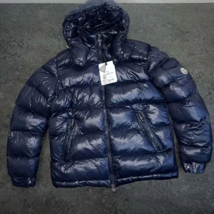 Äkta moncler jacka - Hej! Säljer min moncler maya eftersom den blev för liten och köpte en ny jacka istället. Pris kan diskuteras 