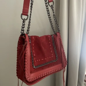 Zara väska  - Superfin väska från zara, har ett större fack inuti och ett mindre☺️