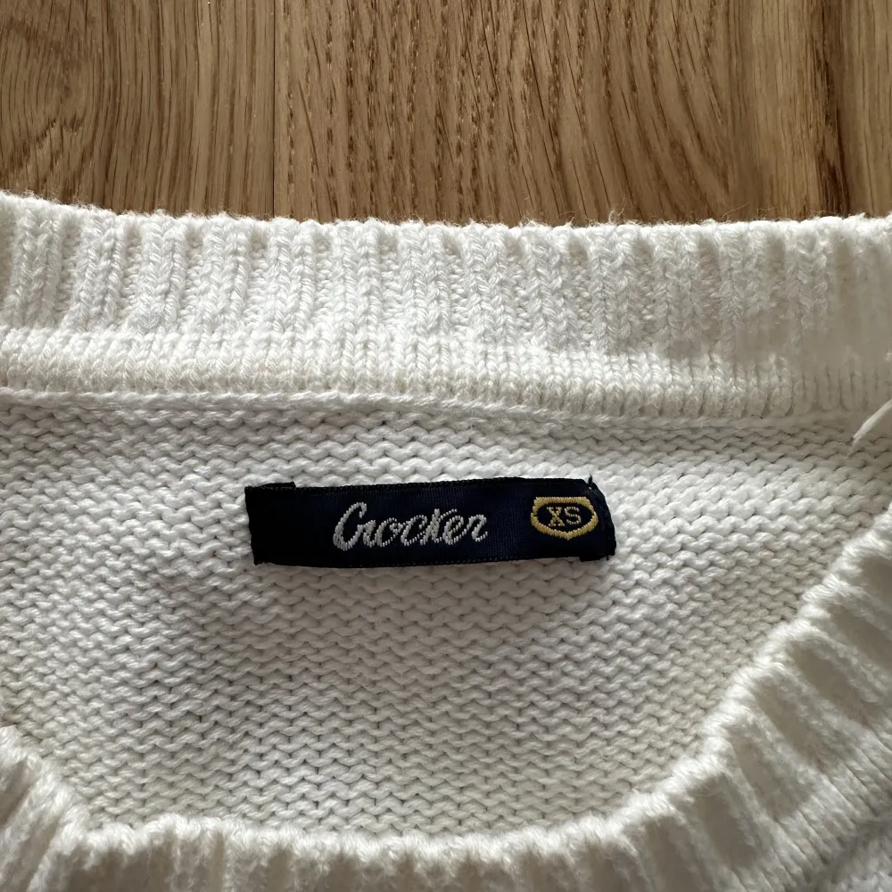 En vintage tröja med flagga från crocker. Storlek XS. Köp gärna via köp nu💫. Tröjor & Koftor.