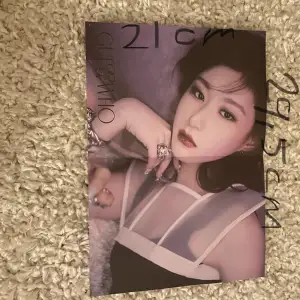 Fin poster på fina Chaeryeong. Postern är från Guess who albumet och man kan ha uppe båda sidorna av postern. Lägg gärna prisförslag
