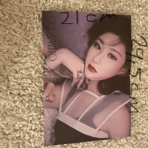 Chaeryeong - Fin poster på fina Chaeryeong. Postern är från Guess who albumet och man kan ha uppe båda sidorna av postern. Lägg gärna prisförslag