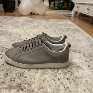 Gråa sneakers  - Gråa sneakers från zara, använder ej längre