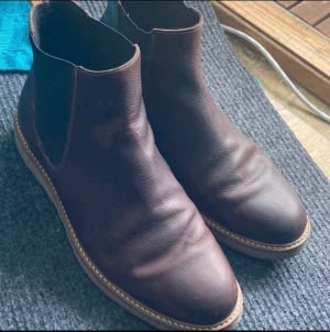 Björn Borg Rumen Chelsea boots M Dark Brown strl 45 - Fina Chelseaboots, försiktigt använda.  Färgskiftningar på bilderna mest pga ljuset, fler bilder kan skickas på begäran  Nypris: 1399kr  Kategori: Chelsea Boots Färg: Brun Material Yttre: Läder Material Inre: Läder, Textil Skosula: Gummi, syntet