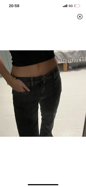Diesel jeans - Lånade bilder av förra köparen!! Säljer mina jeans som är köpta på Plick då de inte passade mig tyvärr! Jättefint skick och så fina jeans, jag köpte de för 700kr men säljer de för 500