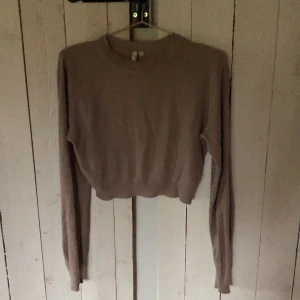 Långärmad  - Långärmad beige/rosa tröja, skulle gissa på att den var från Nelly eller något liknande 