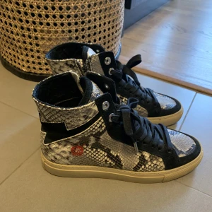 Zadig & Voltaire Sneakers - Varsamt använda sneakers från Zadig & Voltaire, i princip helt nya. Ordinarie pris runt 3800 kr. 