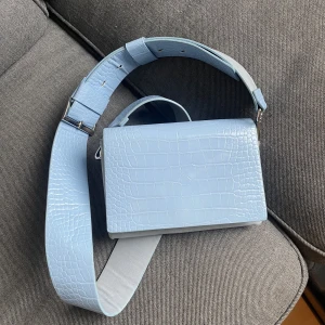 Carin Wester väska - En perfekt Carin Wester väska! Fint skick🫶🏼 samma modell som sista bilden, nypris 500, säljer för 200🌻