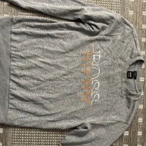 Hugo Boss  - Hej säljer en tröja från Zalando  Köpte för 1400kr  Knappt använd 5 gånger ens, storlek S  