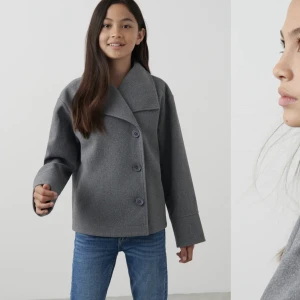 Grå kappa - Säljer pga att den inte kommer till användning. Skulle säga att skicket är 8/10. 