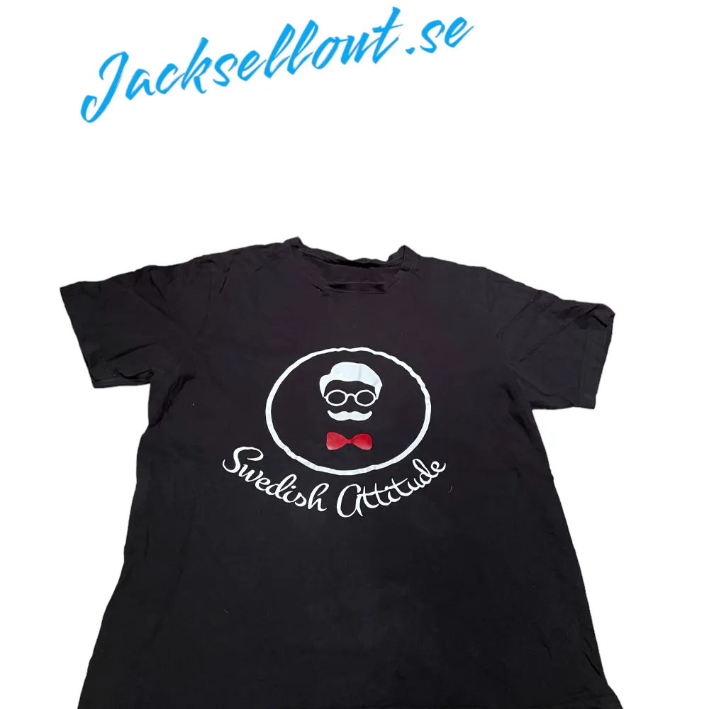 En skön t-shirt från Swedish attitude i färgen svart, köpt för 199kr Mitt pris 99kr!🤩 Skick 6/10! Hör av dig vid minsta fråga eller fundering 🤗. T-shirts.