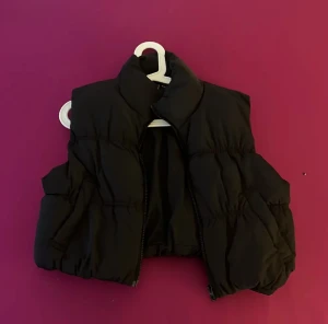 Croppad väst - Svart croppad väst, som jag knappt använt så den är i väldigt nytt skick!! 🤍🤍