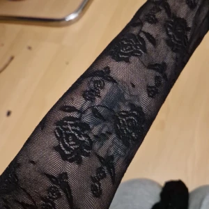 Blommiga strumpbyxor - 2 st likadana par svarta strumpbyxor med blommönster. 25 kr för båda!