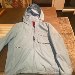 Tommy Hilfiger jacka - Storlek M. Har använts max 3 gånger. Syns inte alls att den är använd. En väldigt bra höst jacka. Köpte den för 2000kr säljer den för 750kr. Pris kan diskuteras vid snabb affär.