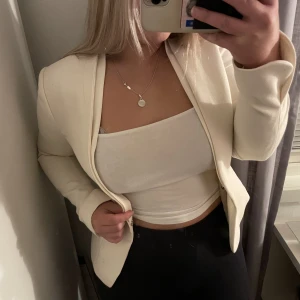 Vit kavaj - Krämvit kavaj från hm med knäppe ifram🤍