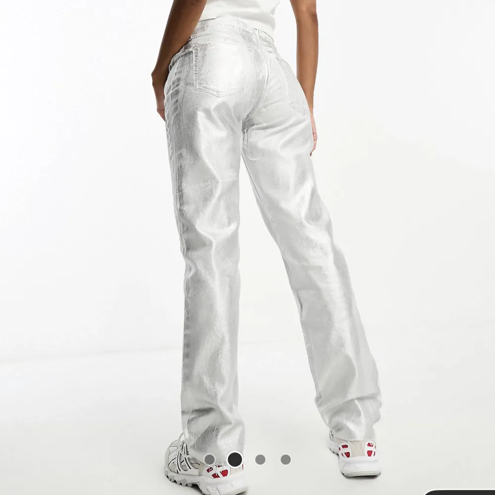 Silvriga byxor från ASOS🪩 Använda en gång och storlek 38 men passar även 36!🤍köpta för 520kr och säljer för 320!. Jeans & Byxor.