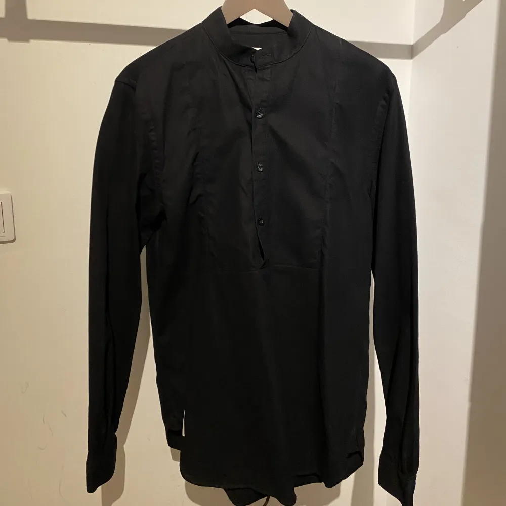 Säljer en svart henley skjorta i storlek M. Riktigt skönt material med 100% bomull. Sparsamt använd med inga synliga fel. Skriv för mer info eller vid funderingar🤙🏼. Skjortor.