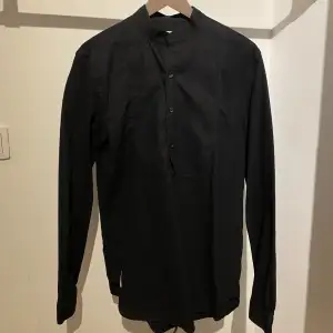 Säljer en svart henley skjorta i storlek M. Riktigt skönt material med 100% bomull. Sparsamt använd med inga synliga fel. Skriv för mer info eller vid funderingar🤙🏼