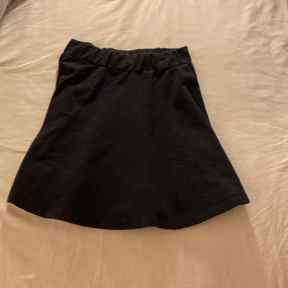 En svart basic kjol köpt från Kappahl för  150kr säljer för 80kr. Storlek 146-152. Midjemått: 75 runt midjan. Längd: 36. Kjolar.