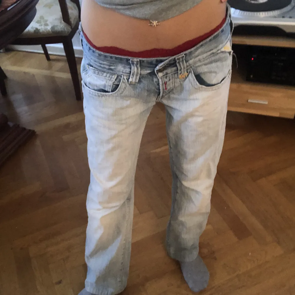 Ljusblå Replay lågmidjade jeans. För stor på mig så säljer dom🫠. Gullig detalj vid baksidan. Mått: Innerbenslängd är 72 cm och midjan 87 cm. Jeans & Byxor.