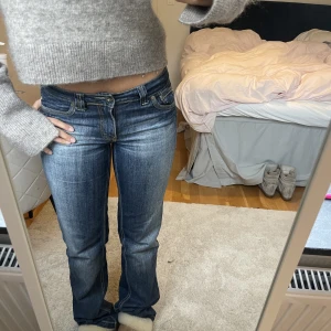 lågmidjade jeans - Mina favvo jeans som tyvärr är för långa och kan ej ha ute när det är blött🥲! älskar färgen till höst! de är stretchiga så passar både 36 och 38!!!💌💋