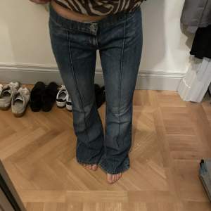 Supersnygga vintage jeans med låg midja och utsvängda ben. De har en söm längst benen.  Köpa secondhand för 500kr  Aldrig använda  Står ingen storlek: upplevd storlek S/M  (Jag är 165cm) 