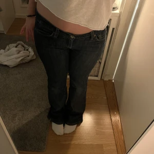 Jeans - Säljer dessa jätte snygga bootcut jeans. Vet inte var det är infrån då det är köpta secondhand dom är i bra skick förutom att dom har en del slitningar längst ner men det är inget som syns när dom sitter på, skulle säga att dom är som en 34 