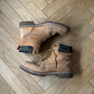 Timberlands x Blcvk - Timberlands gedigna vandringskor med camo top EU 46. Collab med blcvk. Super bra kvalite och lite smutsiga, perfekta till vintern