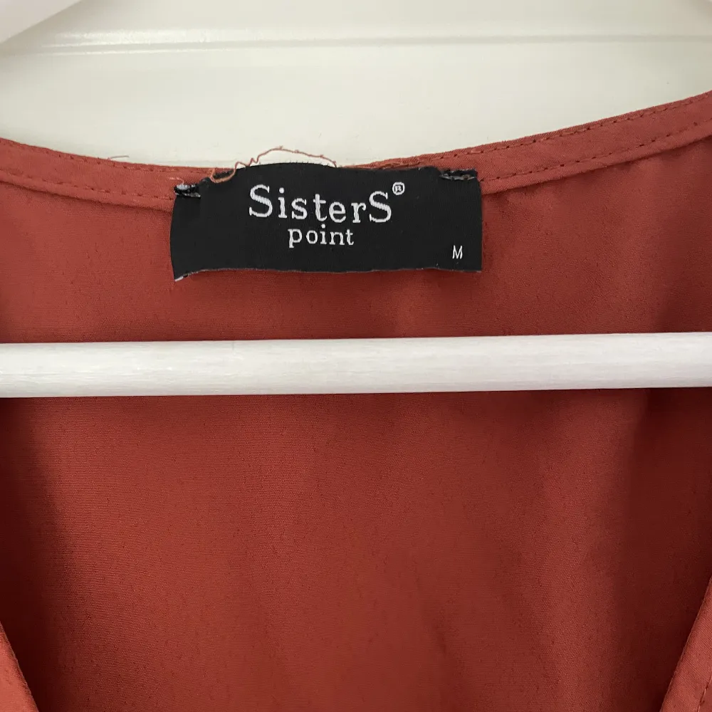 Säljer denna jättefina blusen från SisterS point. I storlek M. Skicket är jättebra och det finns inga defekter. . Blusar.