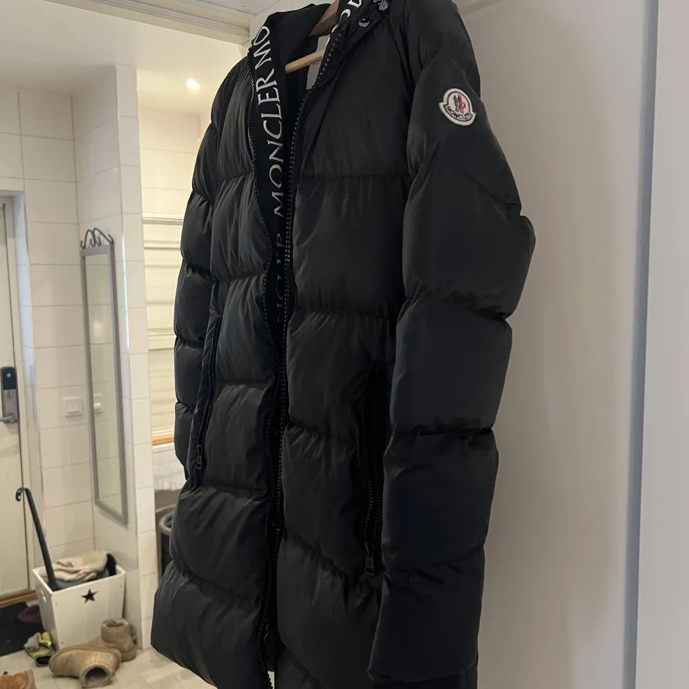 Moncler jacka helt ny! Köpt från Farfetch. Nypris ligger på 18 000. Är i storlek 2, som en S/M. Bud tas emot!. Jackor.