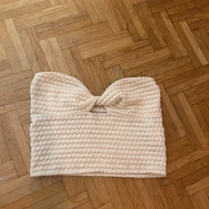 Stickad topp från pull n bear - Stickad topp från pull n bear.  Nyskick, skriv för fler bilder 