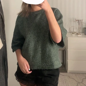 Stickad T-shirt  - Säljer denna as snygga tröja från pepperkorn 