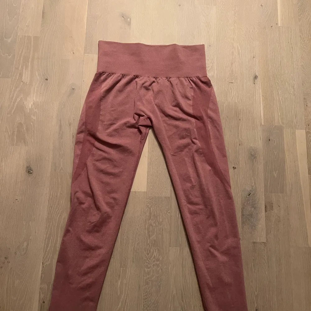 Tränings tights från det omtalade märket NVGTN använda ett fåtal gånger och sitter väldigt bra.. Farkut & Housut.