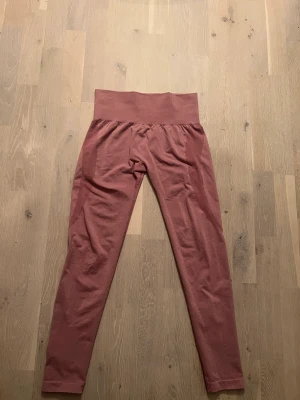 Träningsbyxor tights NVGTN - Tränings tights från det omtalade märket NVGTN använda ett fåtal gånger och sitter väldigt bra.