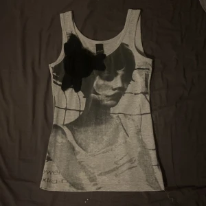 Linne - Jätte fint linne med en tjej på. Den är köpt på plick och säljs då den tyvärr inte kommer till användning!💞Det står att den är storlek L men jag skulle säga att den passade S/M, då den sitter tight på mig som är S💞