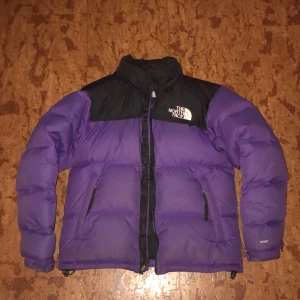 The North Face - TNF lila och svart jacka perfekt till vintern, använd lite mer än ett år, bra skick. Skriv om du har någon fundering 💭 