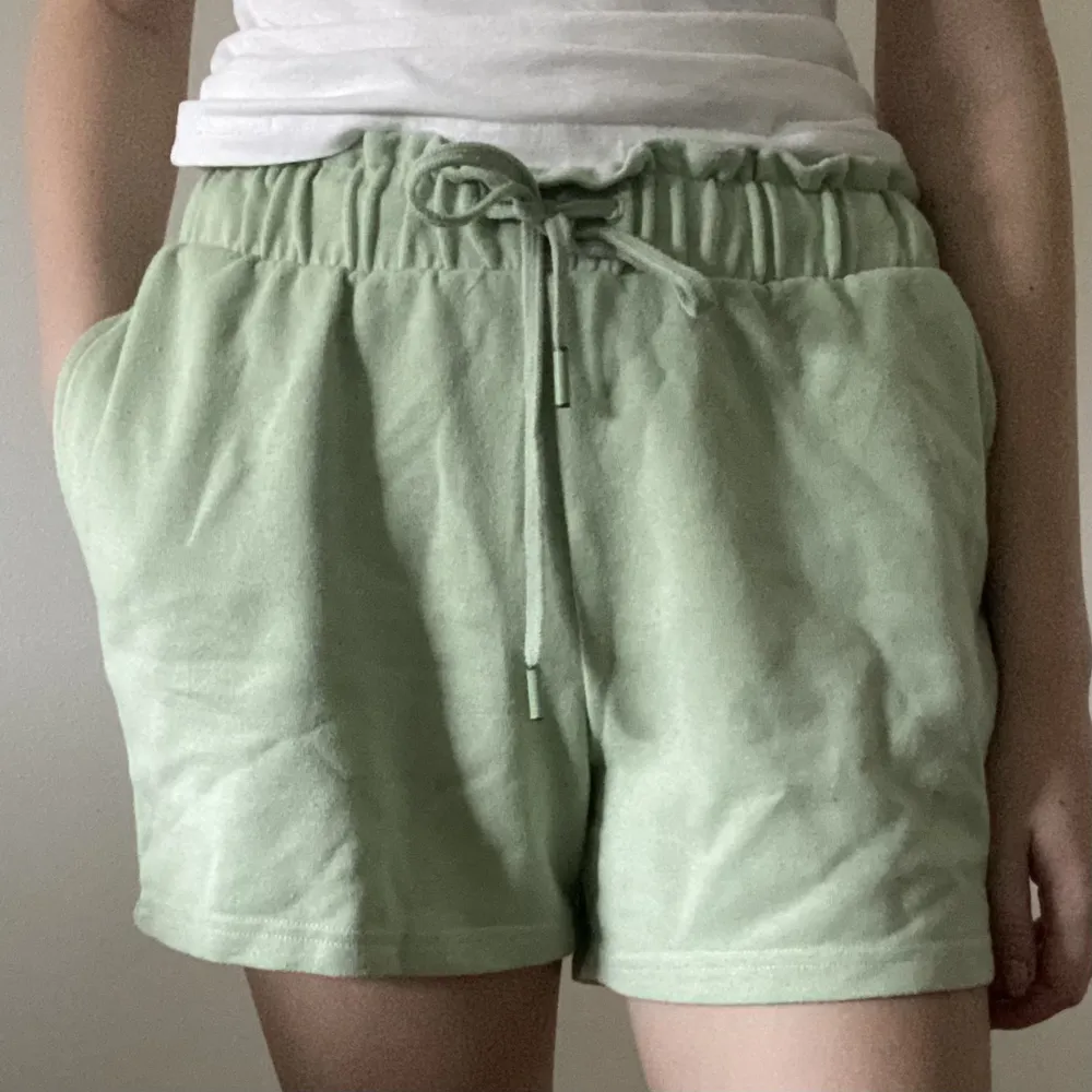 Gröna mjukisshorts från New Yorker från Amisu i storlek M. Nästan aldrig använda därav nyskick. Säljer pga att de inte kommer till användning.. Shorts.